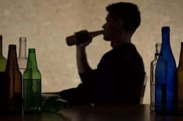 Moški zaužije alkohol