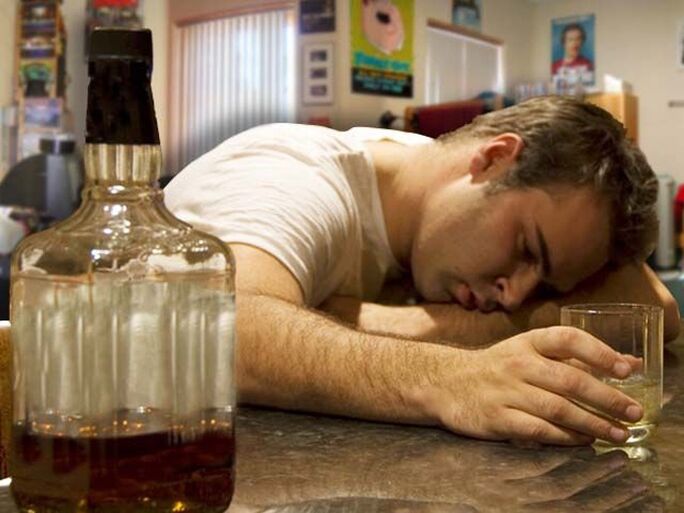 moški pije alkohol, kako ga prisiliti, da neha